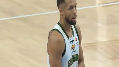 “特朗普对科比塑像的回应：如此表态。”